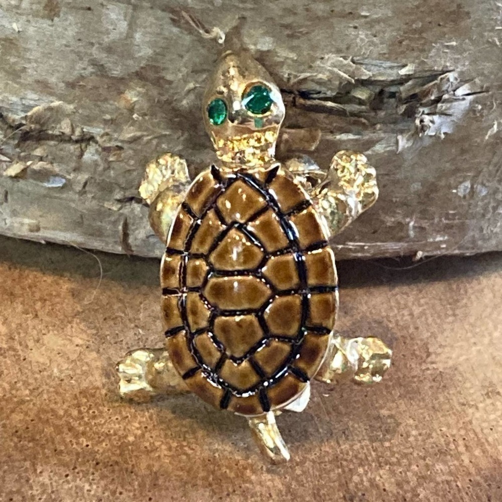 Vintage GOLD-TONE SMALL TURTLE WITH BROWN SHELL AND GREEN EYES BROOCH